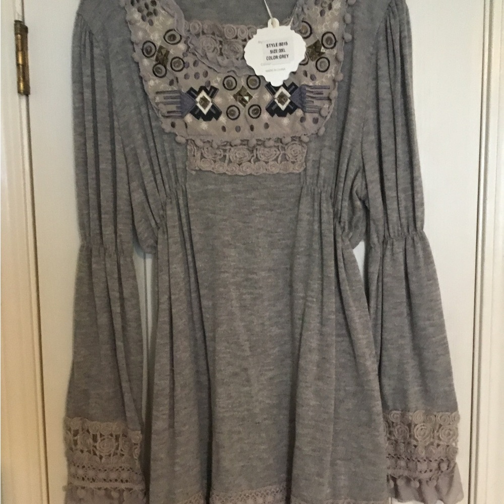 NWT Simply Couture Long Sleeve Women’s Top
